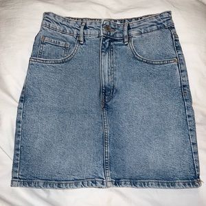 Zara High Waisted Mid-Thigh Denim Skirt